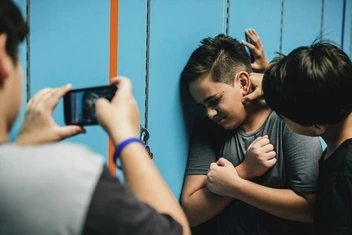 Профилактика буллинга начинается с семьи: что важно знать родителям