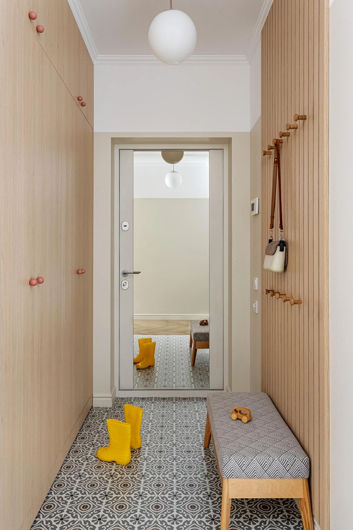 Встроенный шкаф и открытая вешалка изготовлены на заказ по эскизам дизайнера SVAI Studio. Розетки и выключатели, SHNIDER. Потолочный светильник, IKEA. Плинтус и карниз, Orac Decor. Краска, Caparol. Напольная плитка, Gayafores. | Источник: Андрей Кот. Стиль: Алеся Корнилович