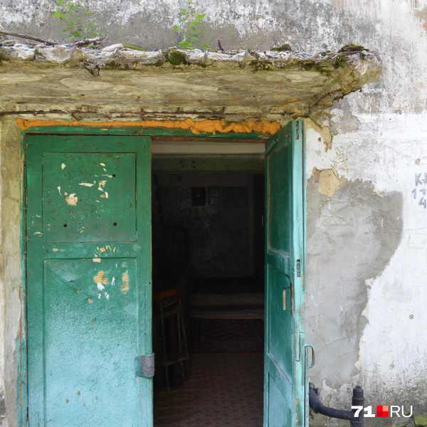 Так выглядит вход в подъезд — обратите внимание на состояние козырька | Источник: Максим Улитов / 71.RU