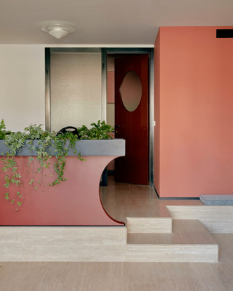 Яркая квартира в бруталистском доме по дизайну Кристины Челестино