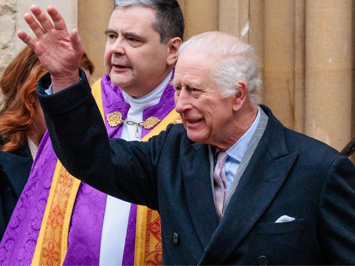 Король Карл III покидает католическую церковь Непорочного Зачатия после посещения Рождественской службы, 17 декабря 2024