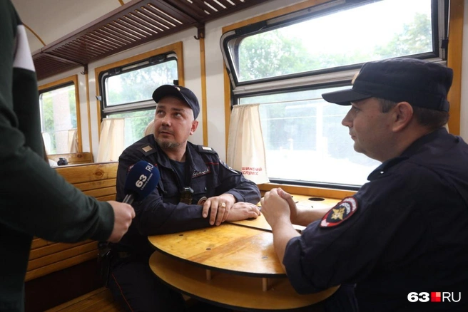 Журналист 63.RU пристает к полицейским с расспросами… | Источник: Роман Данилкин / 63.RU