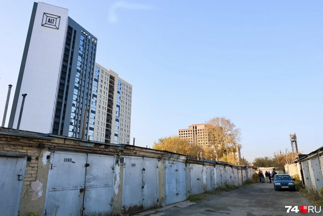 Гараж находится в ГСК № 202 на улице Елькина. Недалеко от него расположена строительная площадка метротрамвая | Источник: Михаил Шилкин