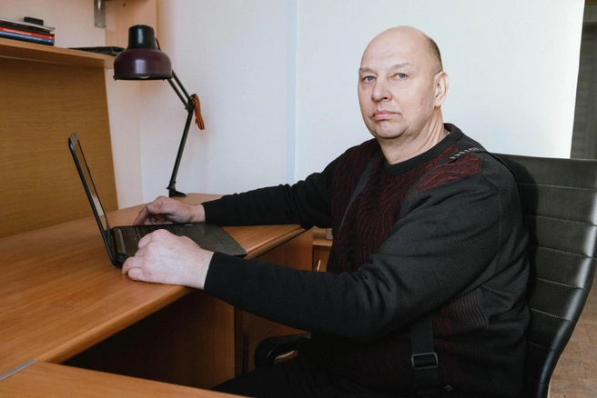 Начальник аварийной диспетчерской службы Владимир Торшин. Организовывает работу диспетчерской службы. Руководит командой диспетчеров и монтажниками линий связи. | Источник: Ксения Зимина