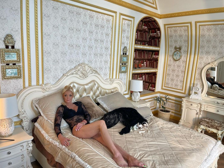 Анастасия Волочкова в спальне