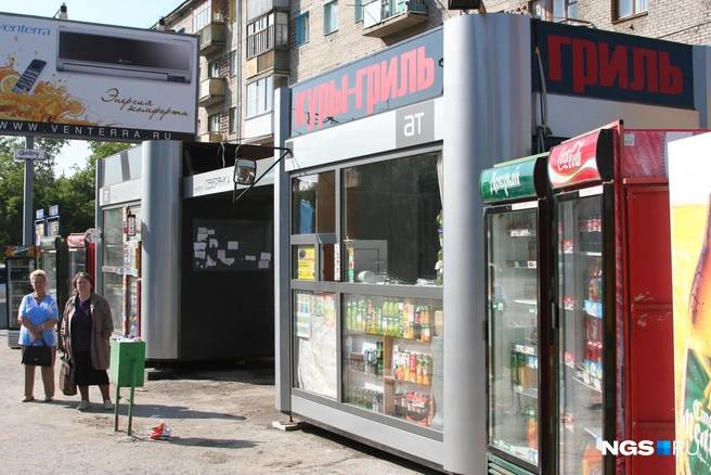 Остановка общественного транспорта с двумя киосками в 2007 году  | Источник: Стас Соколов/NGS.RU 