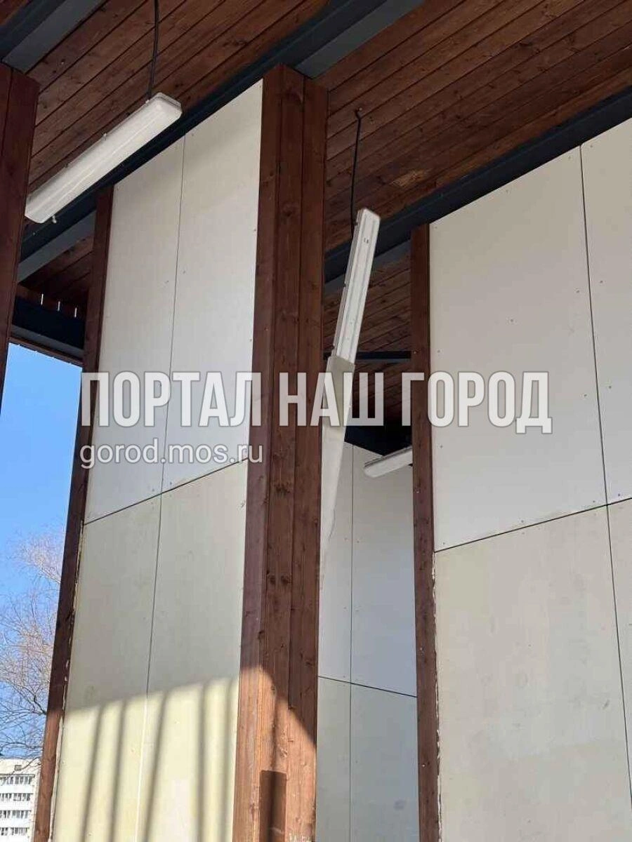 Светильник болтается на проводе | Источник: gorod.mos.ru