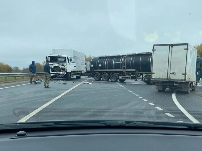 Трассу м-8 перекрыли из-за ДТП | Источник: Трасса М-8 «Холмогоры» / Vk.com