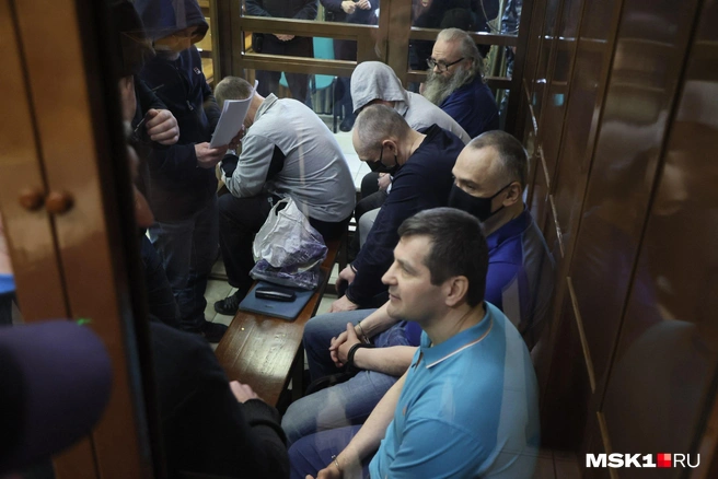 В «аквариуме», где сидели братки, можно заметить несколько тетрадей, пакет с вещами и очечник для очков | Источник: Дмитрий Толстошеев / MSK1.RU