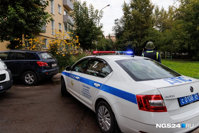 Проверять «заминированный» дом приехали сотрудники полиции | Источник: Мария Ленц / NGS24.RU