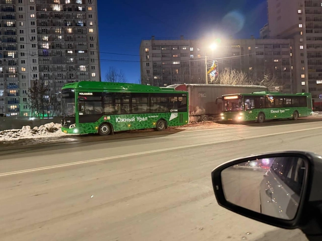 Пустые автобусы пристраиваются под бок к фурам | Источник: читатель 74.RU