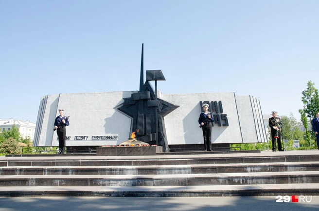 Городские мероприятия начались с возложения цветов | Источник: Александр Тонких / 29.RU
