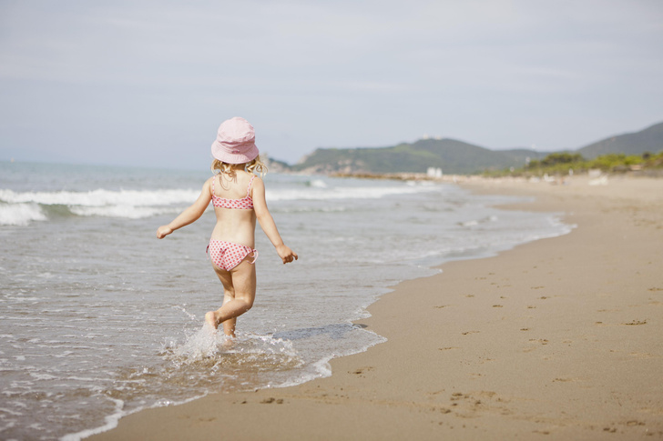 «Можно ли ребенку ходить голым на пляже? А до какого возраста?»