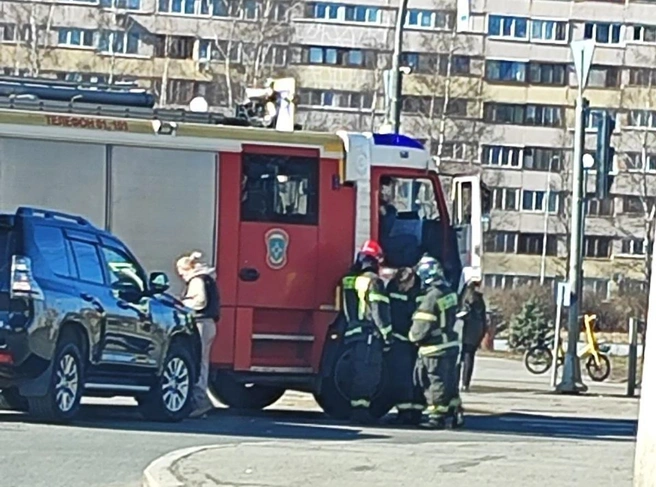 В Петербурге проверят водителя, который не пропустил пожарных на улице Десантников | Источник: Мегаполис | ДТП и ЧП | Санкт-Петербург | Питер💡