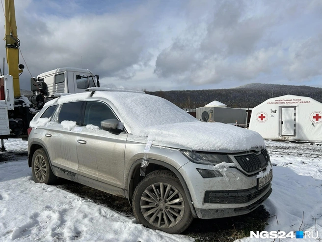 Сейчас возле машины лагерь разбили спасатели | Источник: Алексей Тайганавт / NGS24.RU