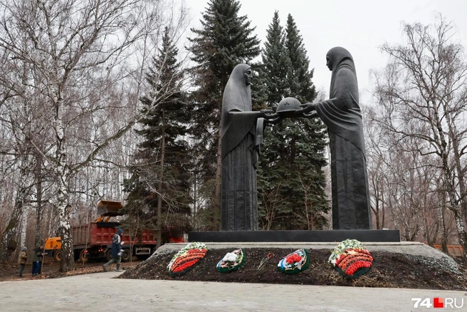 По словам главы города Алексея Лошкина, реконструкция мемориала «Скорбящие матери» завершается | Источник: Михаил Шилкин 