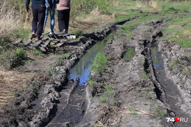 Такая ситуация возле ее дома в жаркую погоду&nbsp;— вода никогда не уходит. А дождливым летом и в межсезонье тут буквально болото | Источник: Михаил Шилкин