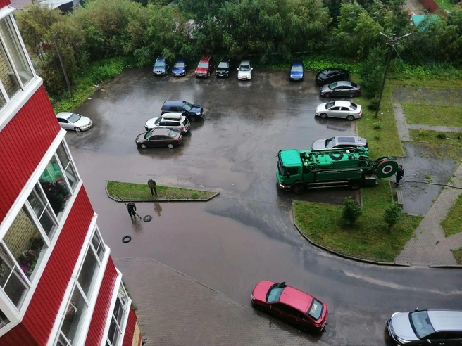 13 августа во двор приезжала спецтехника, но за ночь лужа стала еще больше, чем была | Источник: читатель 29.RU
