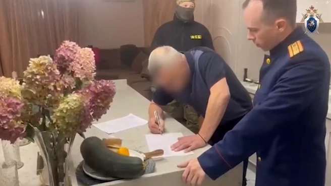 Подписывать документы ему пришлось в домашней обстановке — в окружении гортензий и кабачка | Источник: СУ СК России по Челябинской области