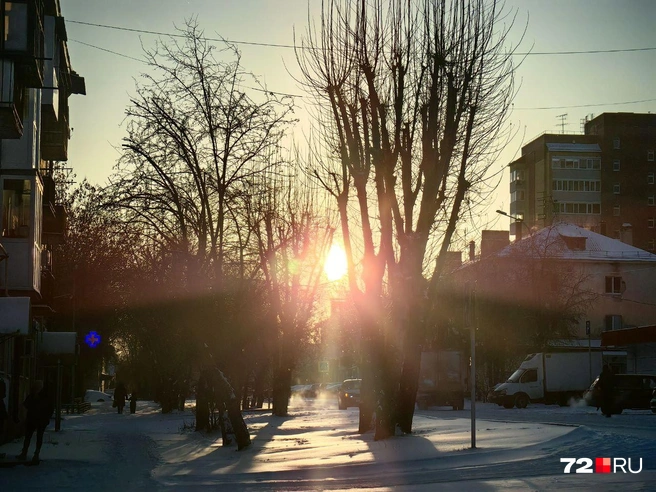 Классный тюменский рассвет. Похоже ли солнце на тот самый маяк, что освещает путь для кораблей?  | Источник: Павел Красоткин / 72.RU 