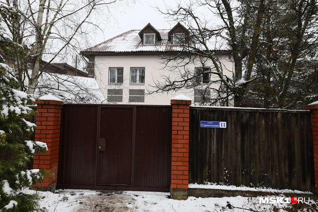 По словам местных жителей, в последнее время они не видели, чтобы кто-то выходил из дома на прогулку | Источник: Артем Устюжанин / MSK1.RU