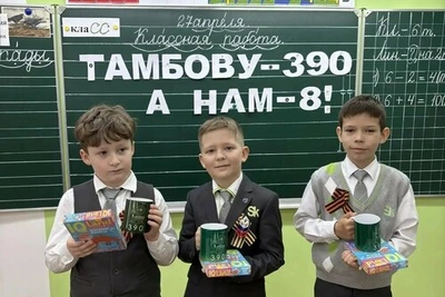 В школах Тамбова начали учебный день с линейки в честь дня города