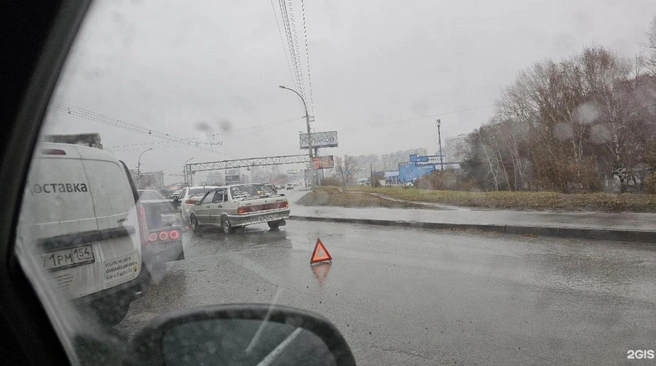 На въезде на Димитровский мост произошло ДТП | Источник: Виталий / 2GIS