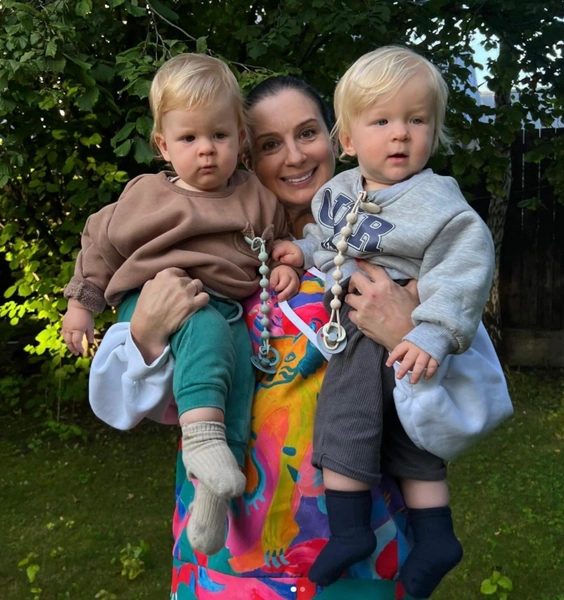 Екатерина Стриженова с внуками | Источник: соцсети