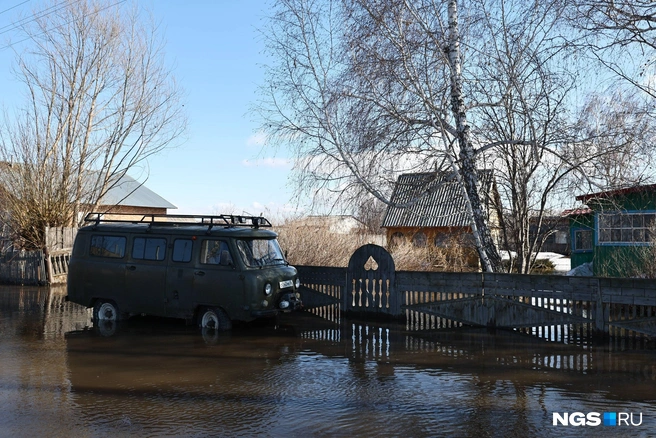 Колеса машины наполовину оказались в воде | Источник: Александр Ощепков / NGS.RU