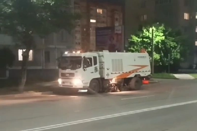В Благовещенске пылесос-генератор очистил почти 100 участков дорог