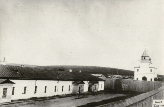 В Новокузнецке 100 лет назад ключевым местом был не современный центр, а Кузнецкий район, и большинство старых фото сохранилось как раз оттуда. Здесь, разумеется, и легендарная Кузнецкая крепость… | Источник: pastvu.com