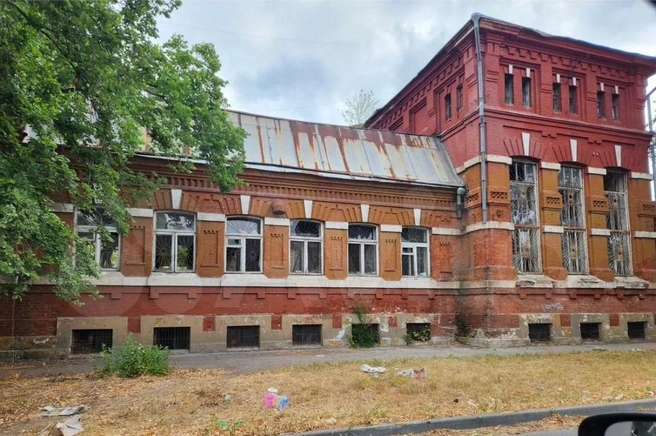 Кирпичное здание 1900 года постройки требует ремонта | Источник: Авито 