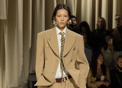 Микротренд: косы-галстуки Schiaparelli