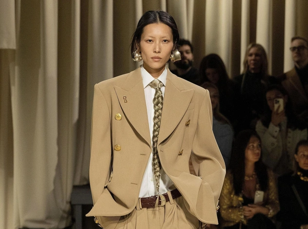 Микротренд: косы-галстуки Schiaparelli
