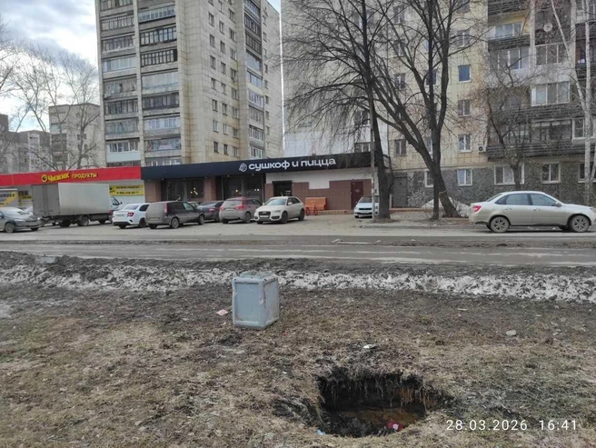 Этот провал образовался напротив здания по адресу Блюхера, 51 | Источник: читатель E1.RU