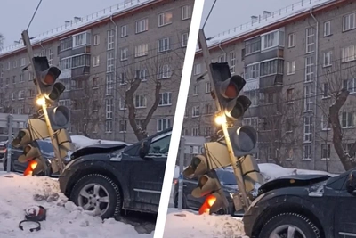 В Новосибирске водитель проехал на красный и врезался в светофор