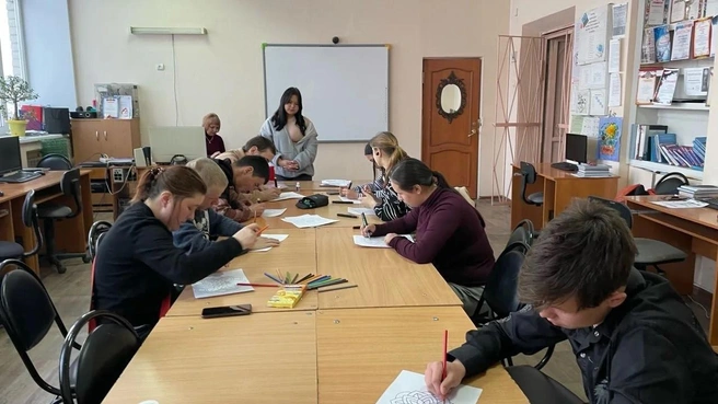 Тьюторы в том числе помогают проводить мастер-классы | Источник: «БПОО П-Заб. филиал ГПОУ „ЧПТК“» / MAX