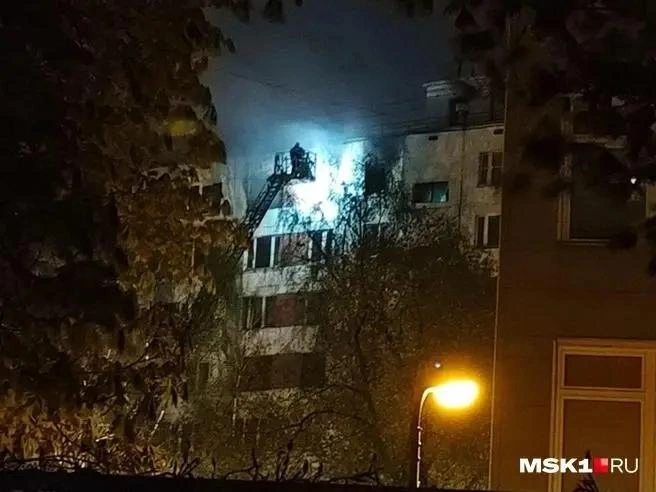 «Он прыгнул на меня, и я вниз побежал». Подробности пожара в Москве, погибших уже трое | Источник: Игорь Мещанев / MSK1.RU