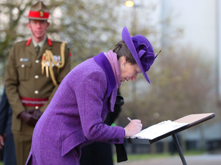 Королевская принцесса подписывает книгу памяти во время празднования дня АНЗАК у Веллингтонской арки в Лондоне, 25 апреля 2021