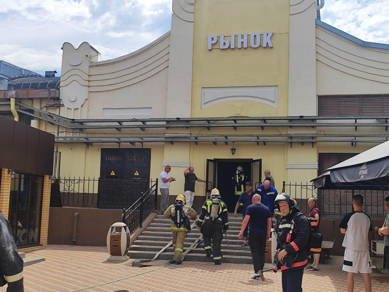 Очевидцы сообщают об огромном количестве пожарных машин у Центрального рынка Волгограда — видео