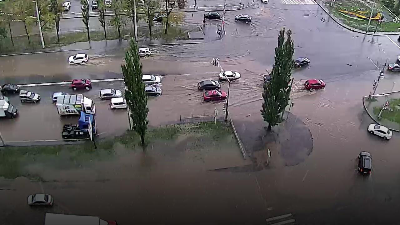 «Реальное мочилово»: в Уфе идет дождь с градом, улицы затопило