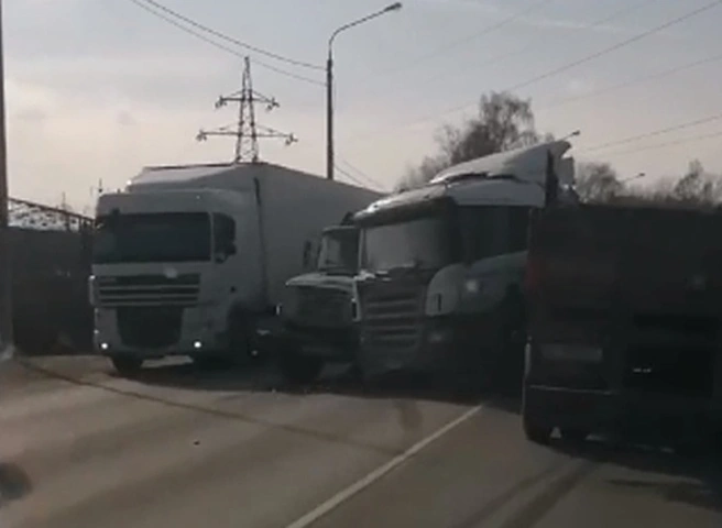 На Южной окружной дороге столкнулись два грузовика | ya62.ru