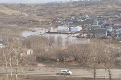 В Красноярске снова затопило дачный поселок, жители передвигаются на лодке