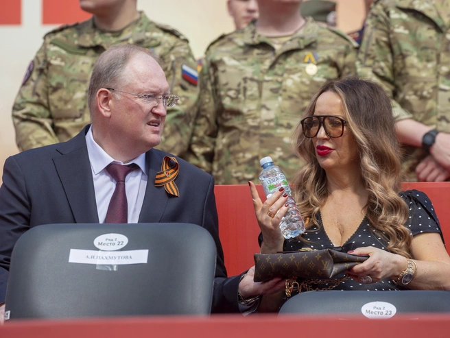 Женщина с сумкой Louis Vuitton, сидевшая за Александрой Пахмутовой, привлекала всеобщее внимание. | Источник: Константин Завриков / V1.RU