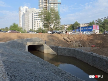 Мост над Данилихой расширили, а берегоукрепление вдоль её русла заметно усилили | Источник: Кирилл Хафизов / 59.RU