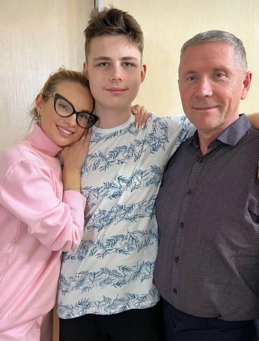 Кристина показала своего младшего брата по папе. Ему 14 лет и он уже почти на 15 сантиметров выше сестры | Источник: kristi_cherkasova / Instagram (деятельность запрещена на территории РФ)