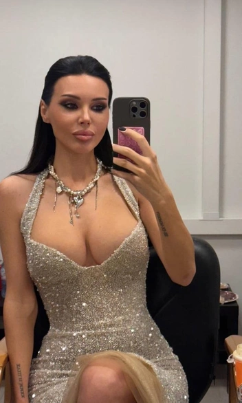 Декольте блогера стало более открытым