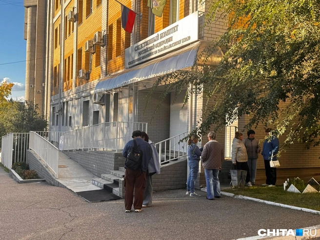 Жильцы аварийного дома возле здания СК | Источник: Евгения Петина / CHITA.RU