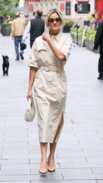 Эшли Робертс нашла эффектное базовое платье, в котором вы будете выглядеть сногсшибательно | marieclaire.ru