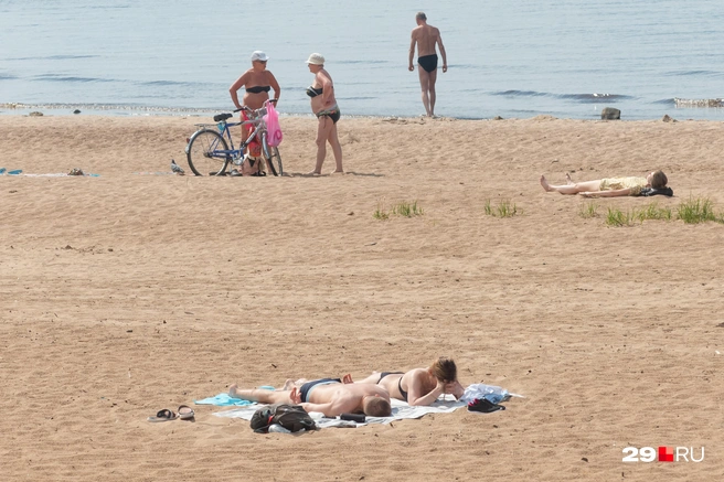 Полежать на песке безопасно, а заходить в воду лучше не надо | Источник: Иван Митюшёв / 29.RU